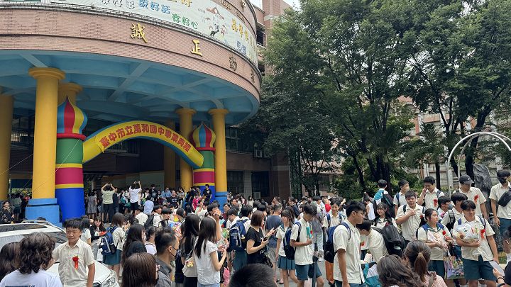 115年畢業典禮-出校門