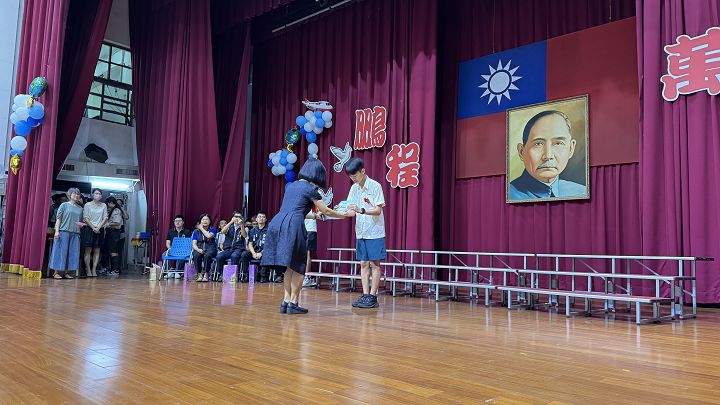115年畢業典禮-頒發畢業證書